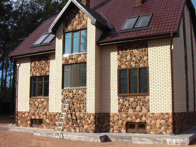 Okrasite fasado hišnih plošč pod kamnom