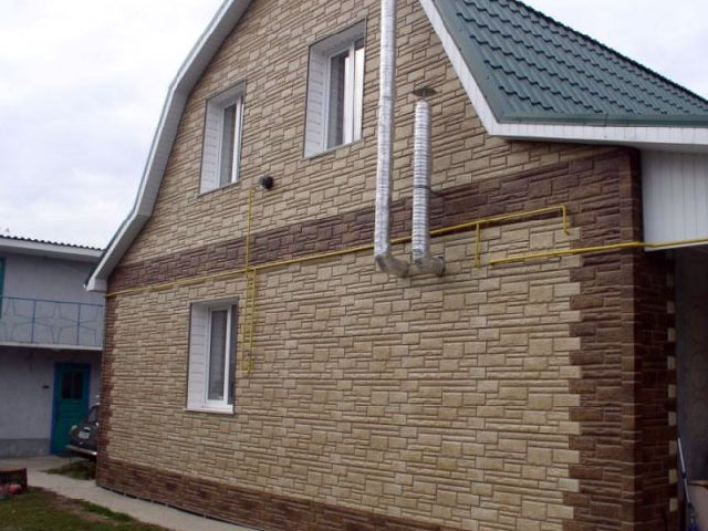 Okrasite fasado hišnih plošč pod kamnom